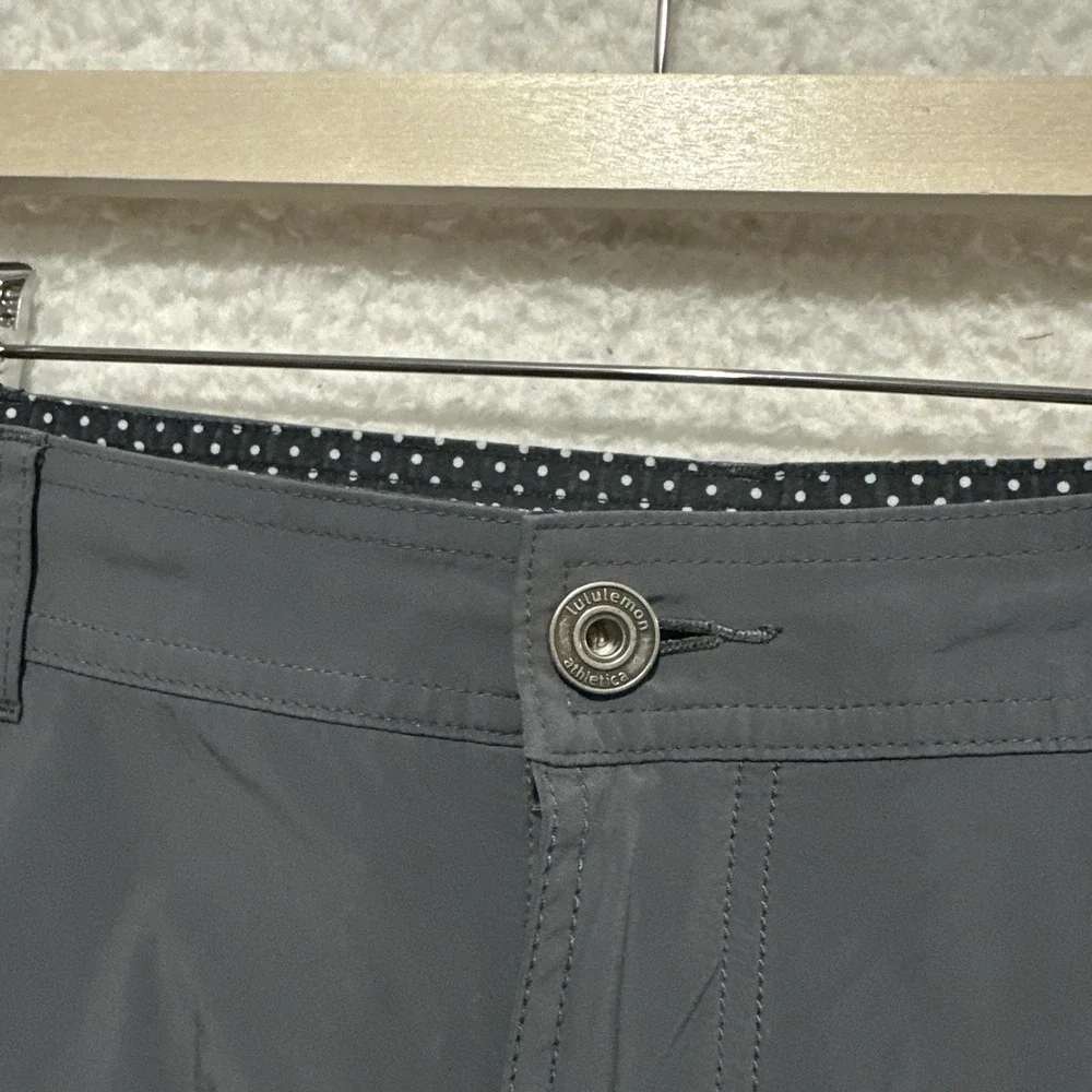 LULULEMON ATHLETICA‎ Men's Size 30 Gray Shorts Stretch Pockets Belt Loops Logo